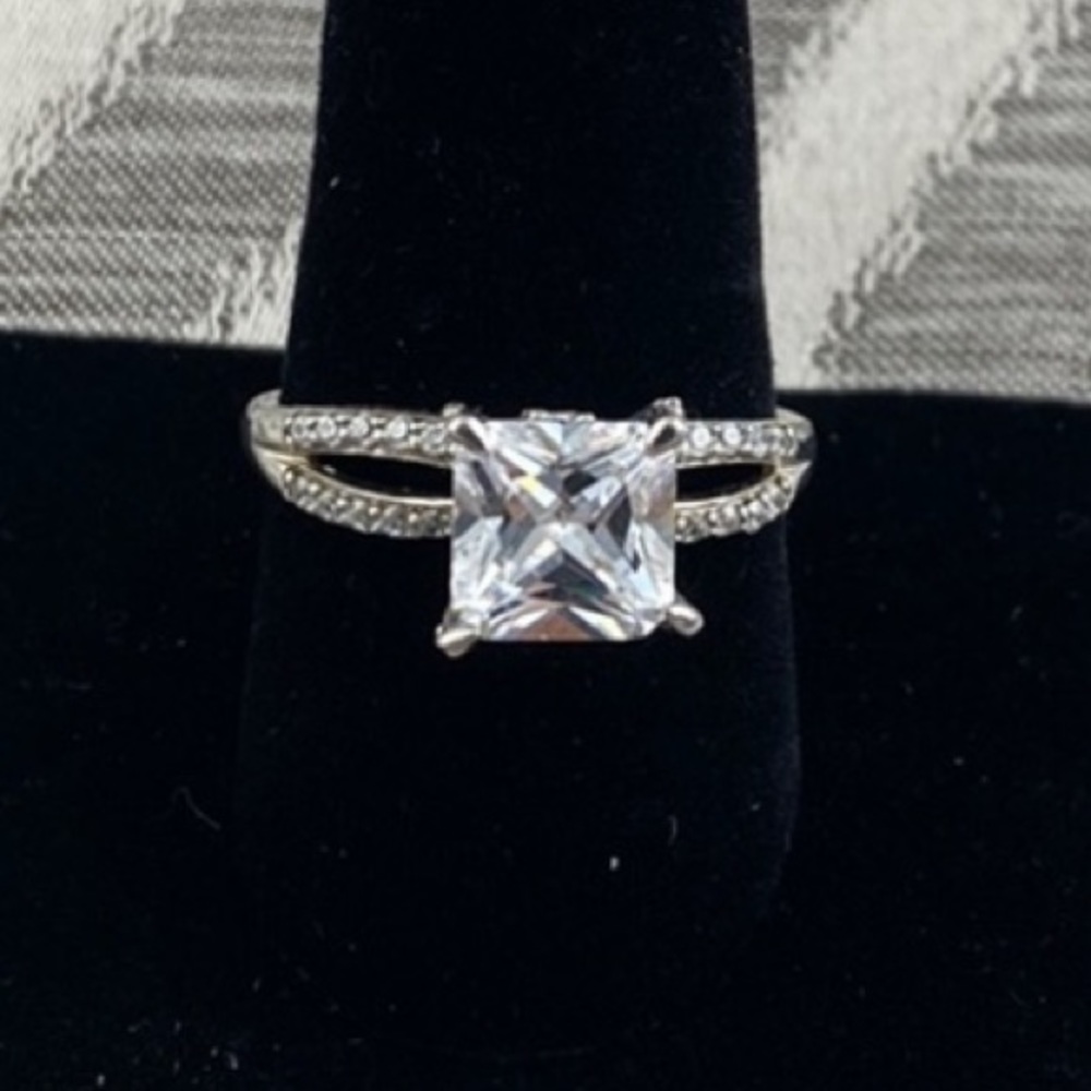 Silver Solitary Stone ring with tiny stones on Band - Picture 4 of 5
